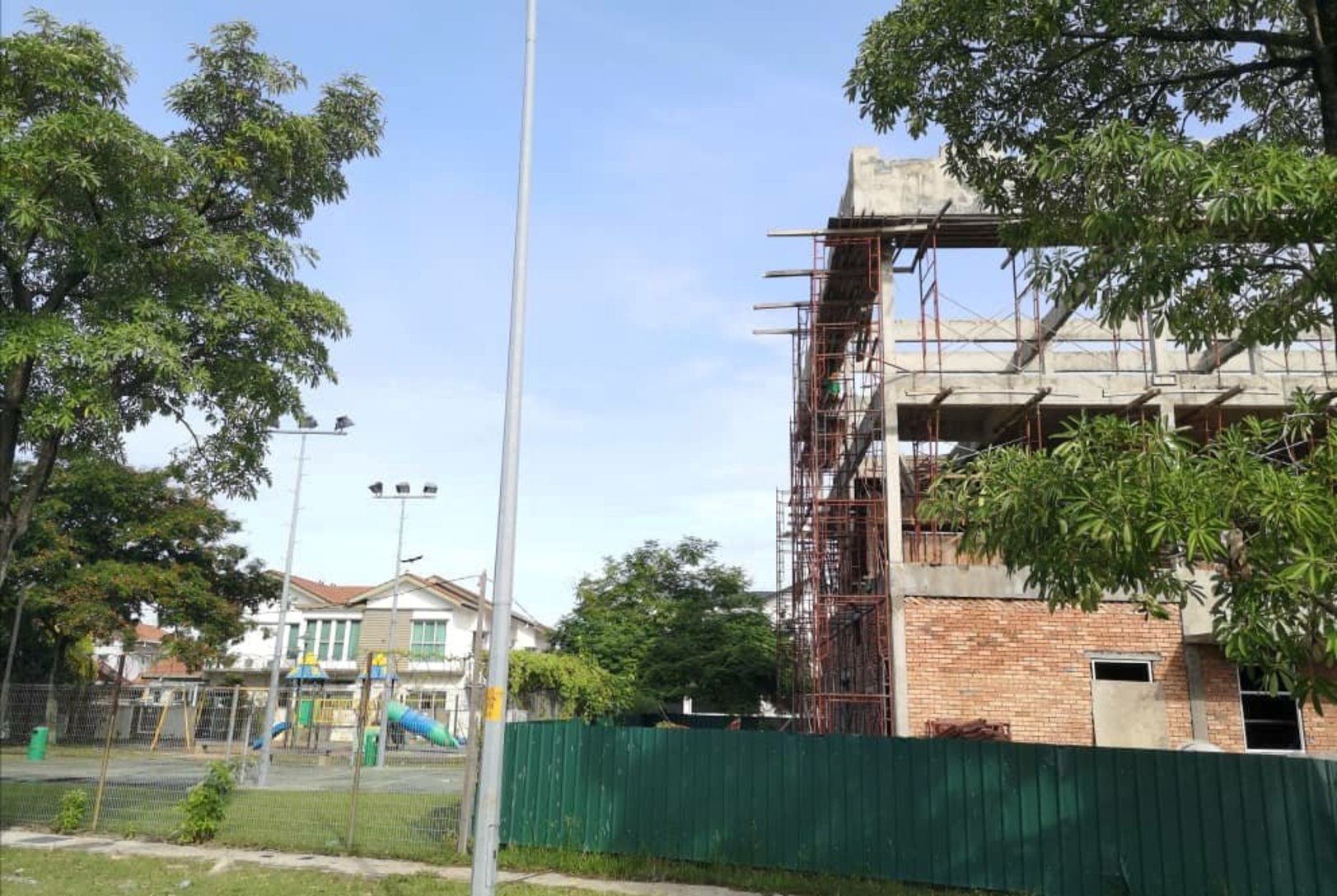 【视频】建筑工人高空抛物 绿林镇居民心惊