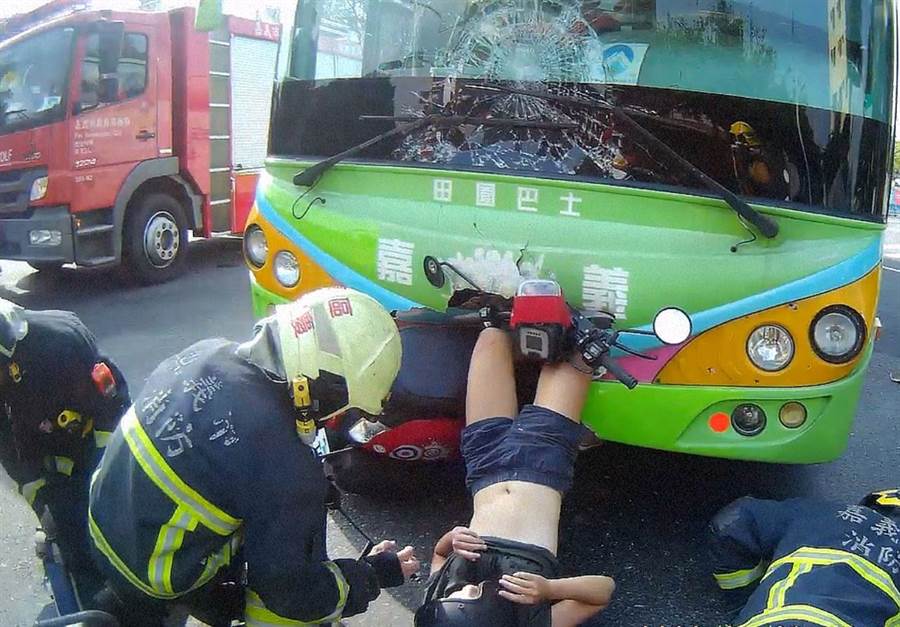 巴士摩托对撞 女骑士双腿插车头