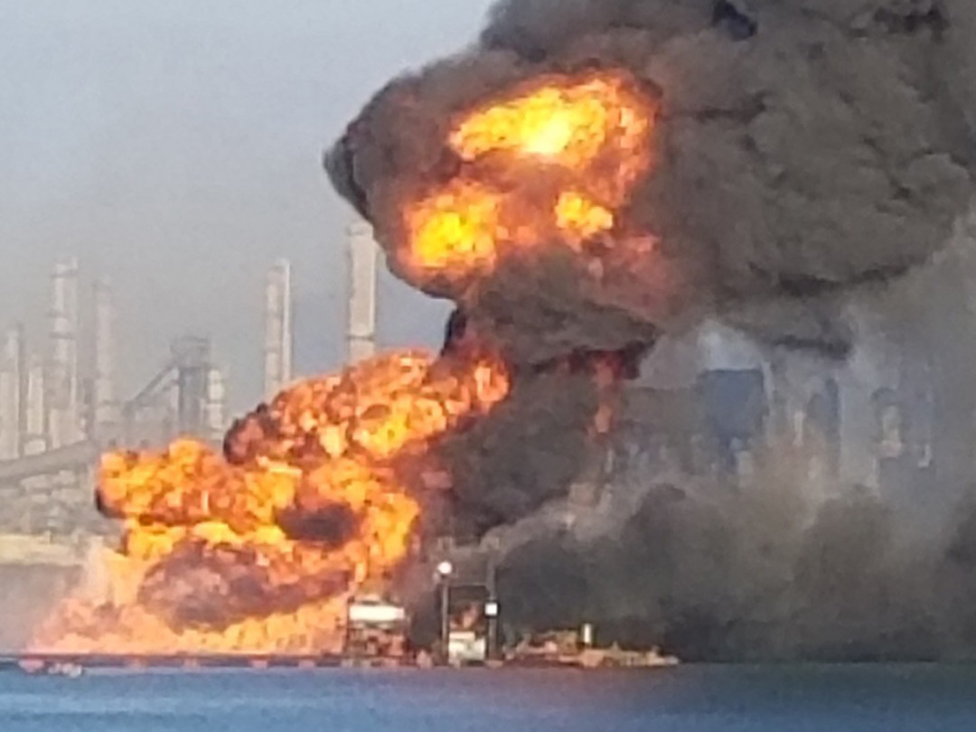 美国挖泥船撞天然气管道爆炸2死2失踪