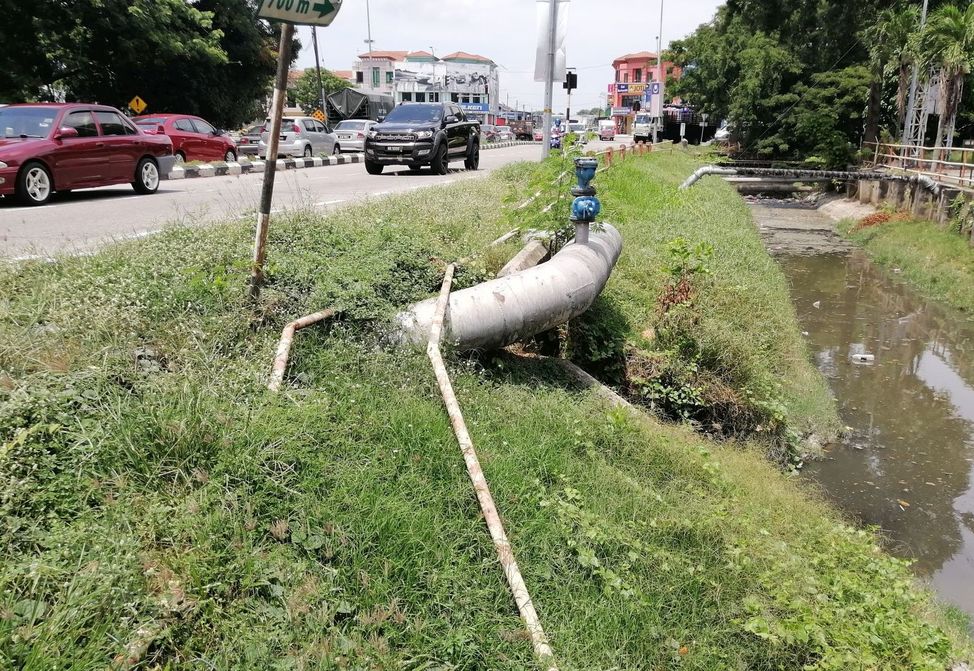 威胁民众安全  沟旁护栏破损成陷阱
