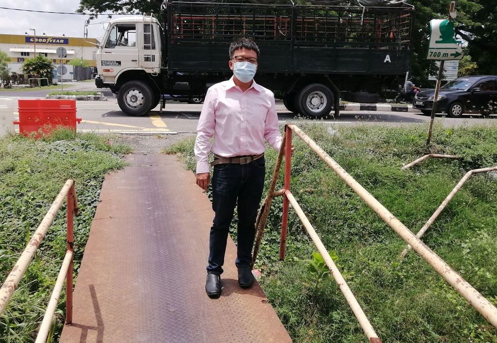 威胁民众安全  沟旁护栏破损成陷阱