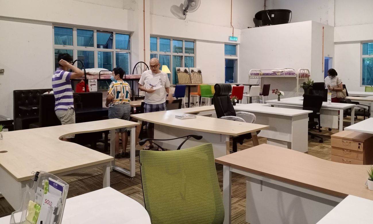 【独家】商家结业变卖用具 二手经济兴旺
