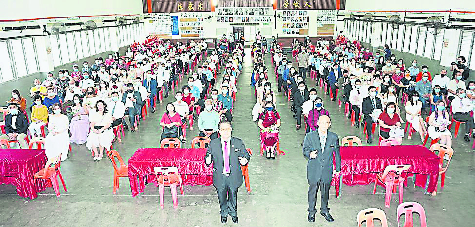 守标准程序 限6家人观礼  36对新人集体结婚