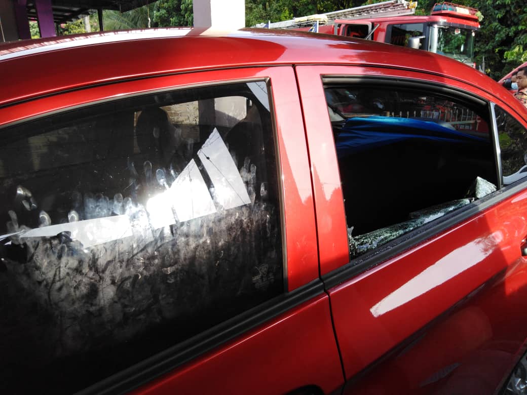 遭反鎖車內半小時 消拯員砸擋風玻璃救1歲童
