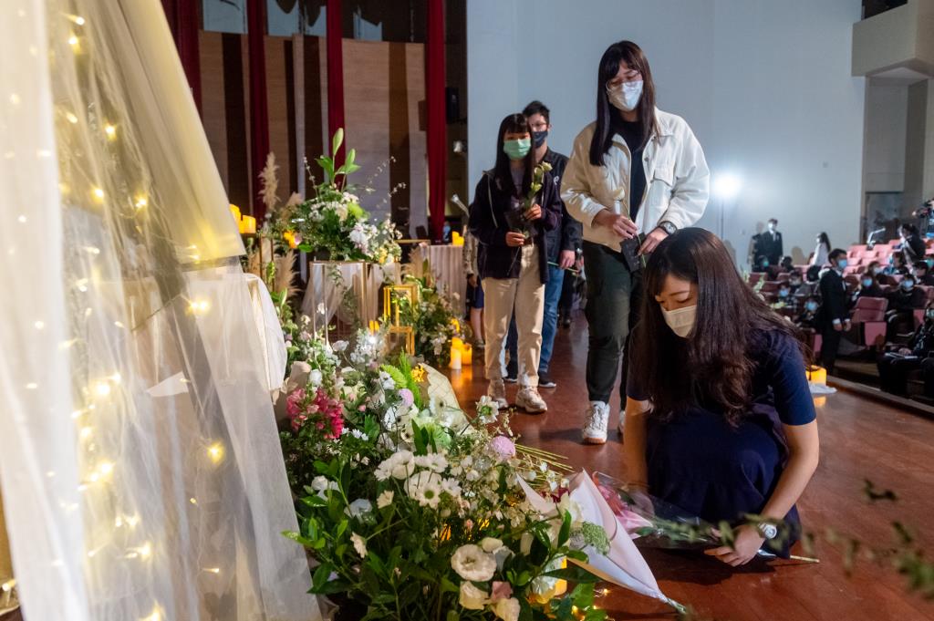 追思锺筱玲  长荣大学师生哀伤献花
