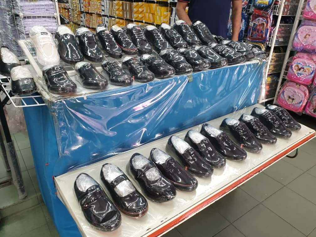 疫情反复开课日延迟 开学用品销量差