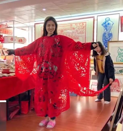 汕头美女巧手剪出嫁衣