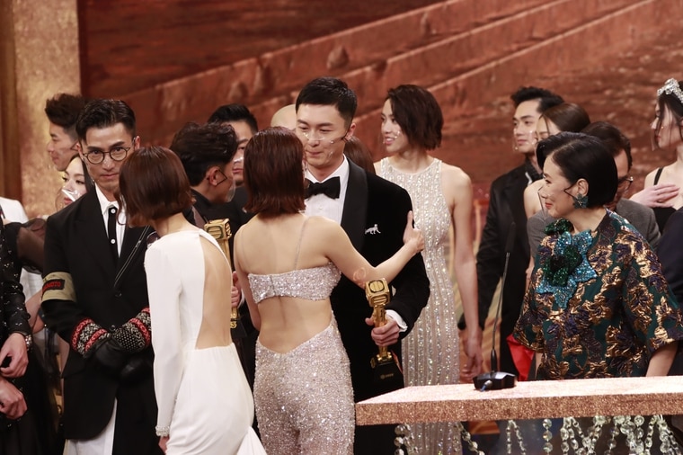 王浩信与小三同夺视帝后 正宫台下“眼神死”