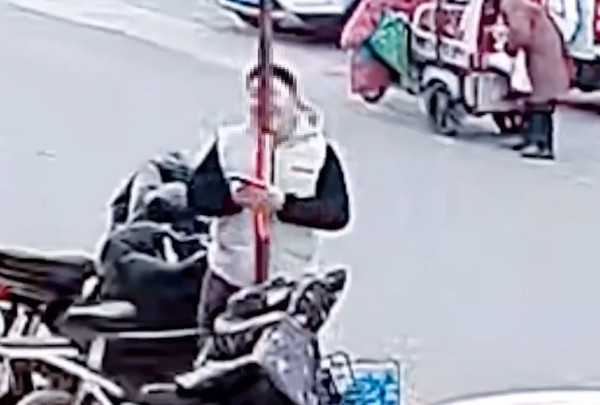 因好奇舔钢管 少年出糗求救