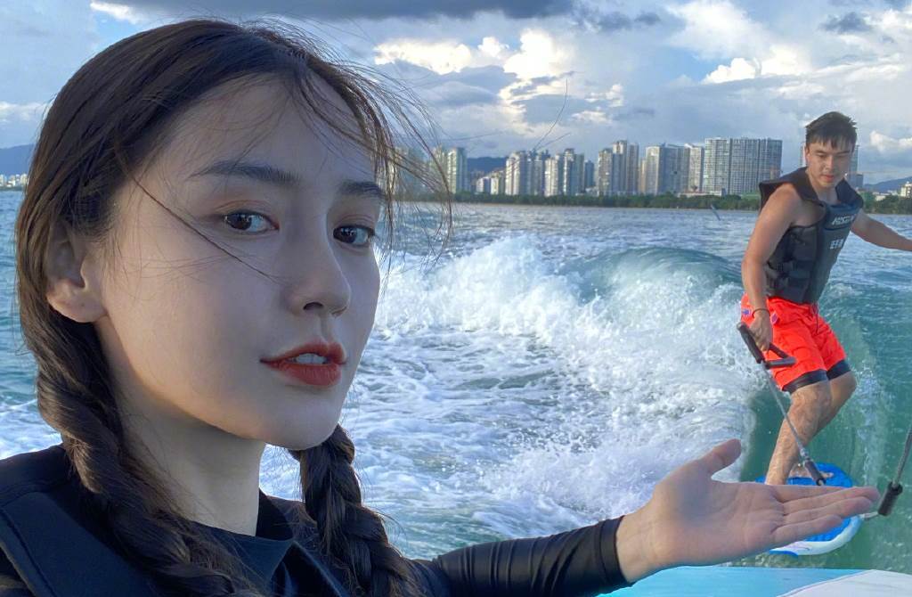 Angelababy爆海边密会男神