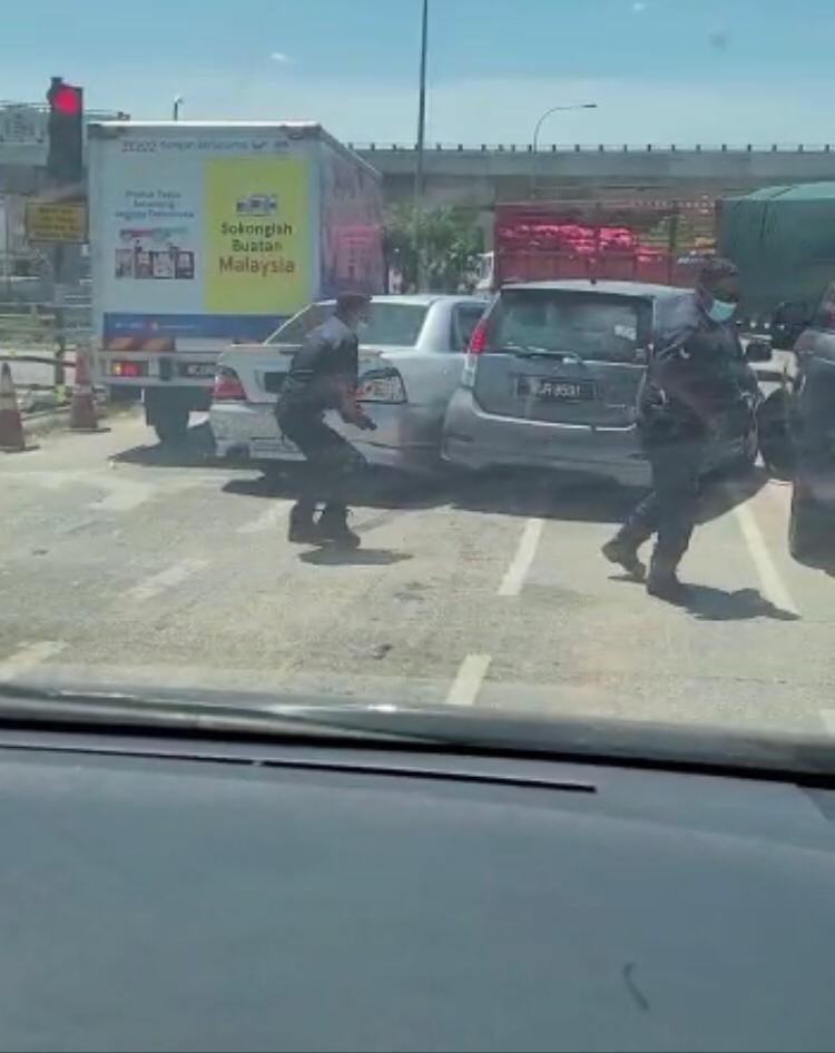 为“团团转”的警察鼓掌/周若鹏