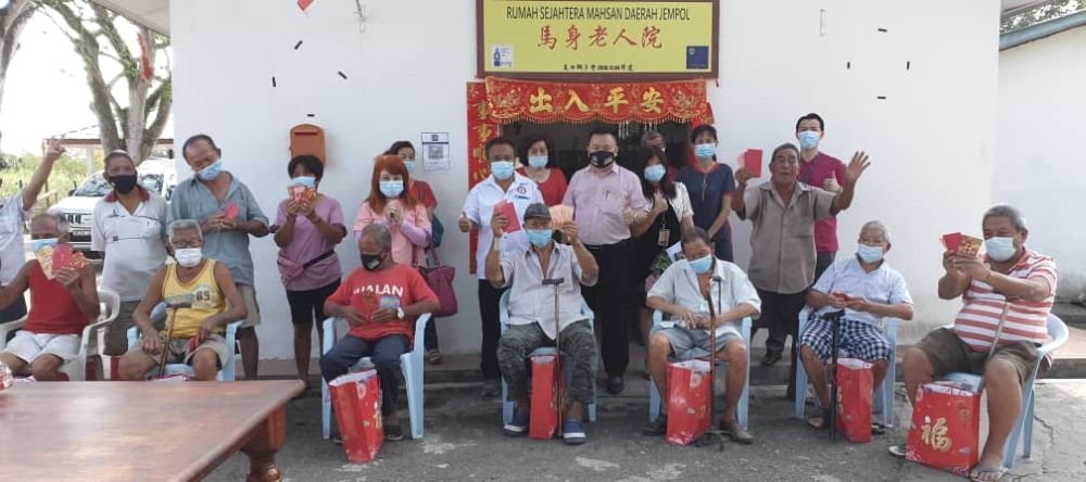送烧猪到老人院 孤老新春不孤独