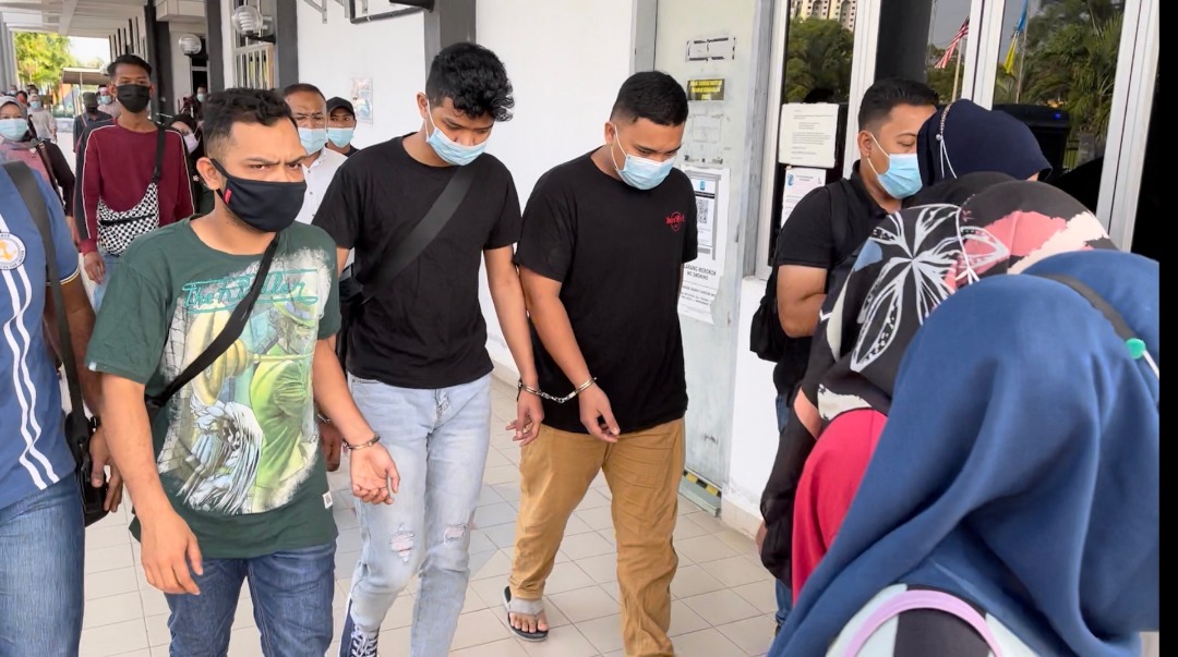 涉嫌呈伪造病假单 6操作员被控3人认罪