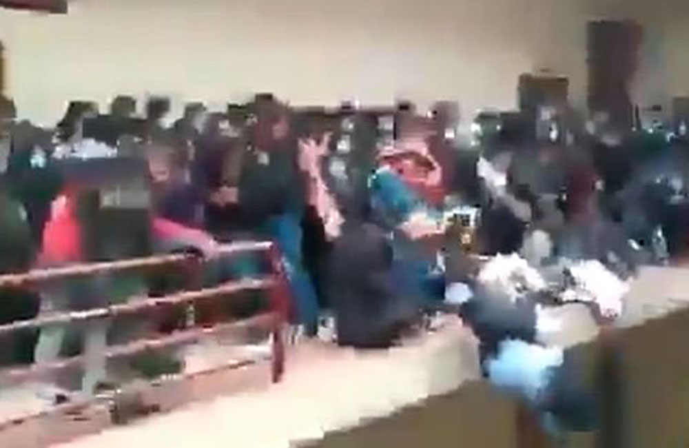 玻国大学护栏断裂7学生坠亡