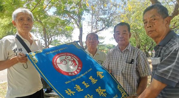 【视频】为华教 老人们咬紧牙根做这件事……