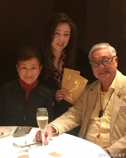 王馨平晒同框照  86岁曾江满头白发气色佳