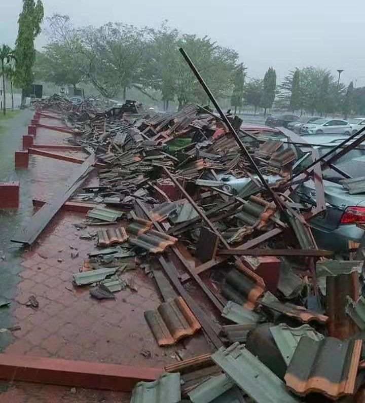 安顺大雨多处水灾 医院停车场走廊倒塌