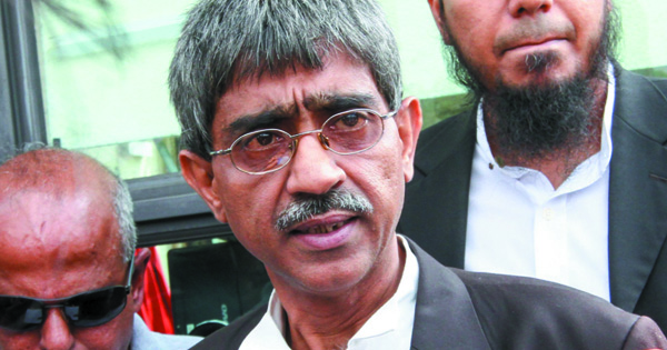 著名律师挑战禁烟令 争取自己律所为吸烟区