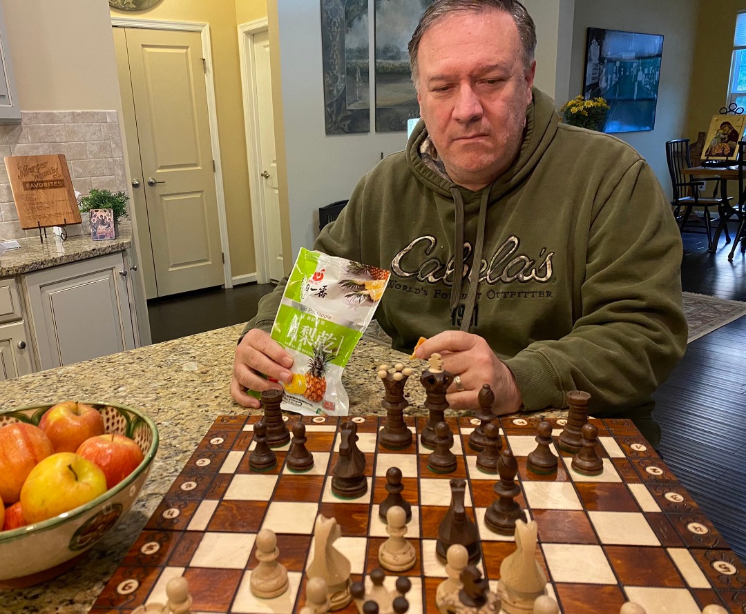 卸任續挺台 蓬佩奧邊下棋邊吃鳳梨幹