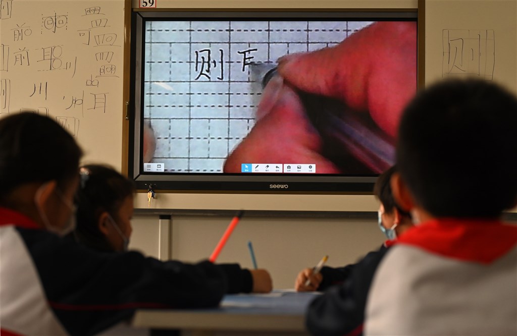 生育下降劳力供给不足 中国追三胎挽人口老化