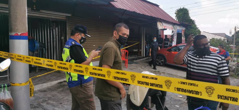 疑与4男子争执 店员倒地身亡