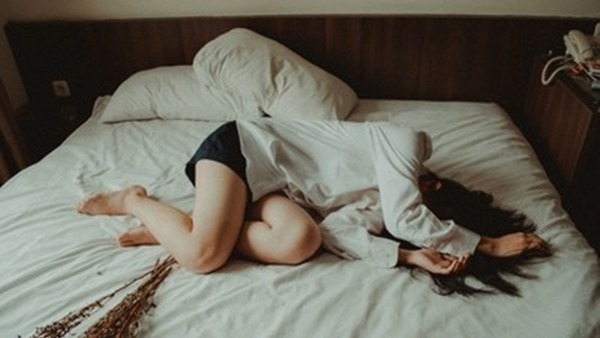 随刚认识网友私奔 中一女生遭性侵后求助返家