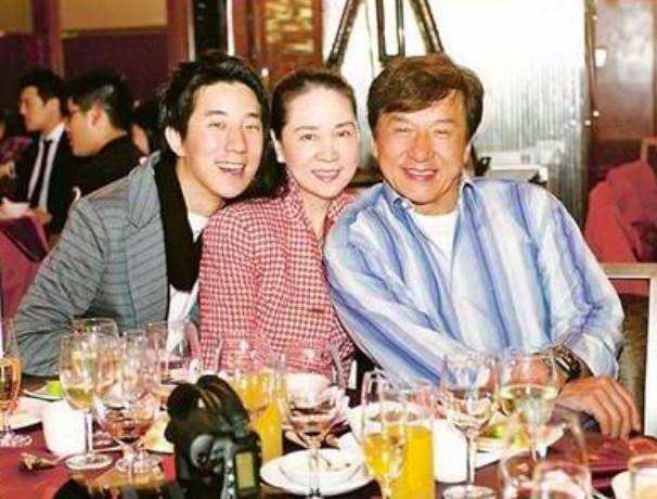 突退出妻子2公司 成龙林凤娇闹婚变？