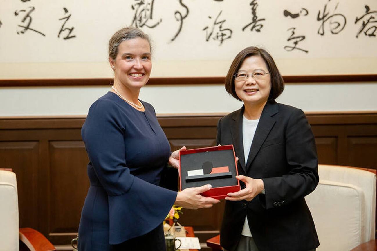 美在台協會首位女處長