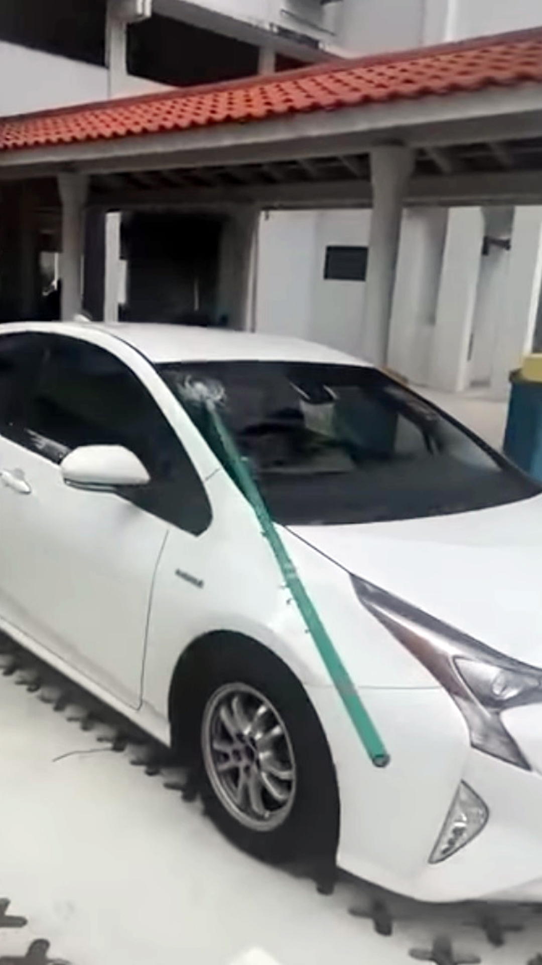 竹竿插穿轎車擋風玻璃 居民:“手軟”才掉下樓