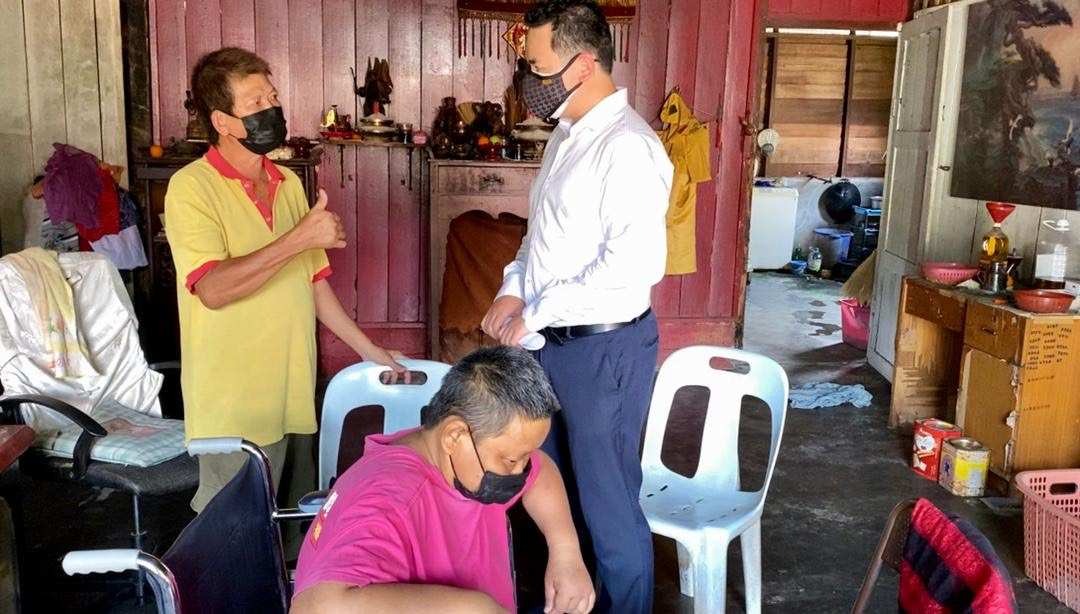 【视频】挂白衣风波再反转! 马华党员为口误向行动党道歉