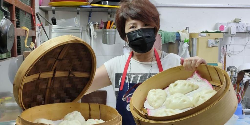 【独家】发型师双管齐下谋生计 揉面美发两不误