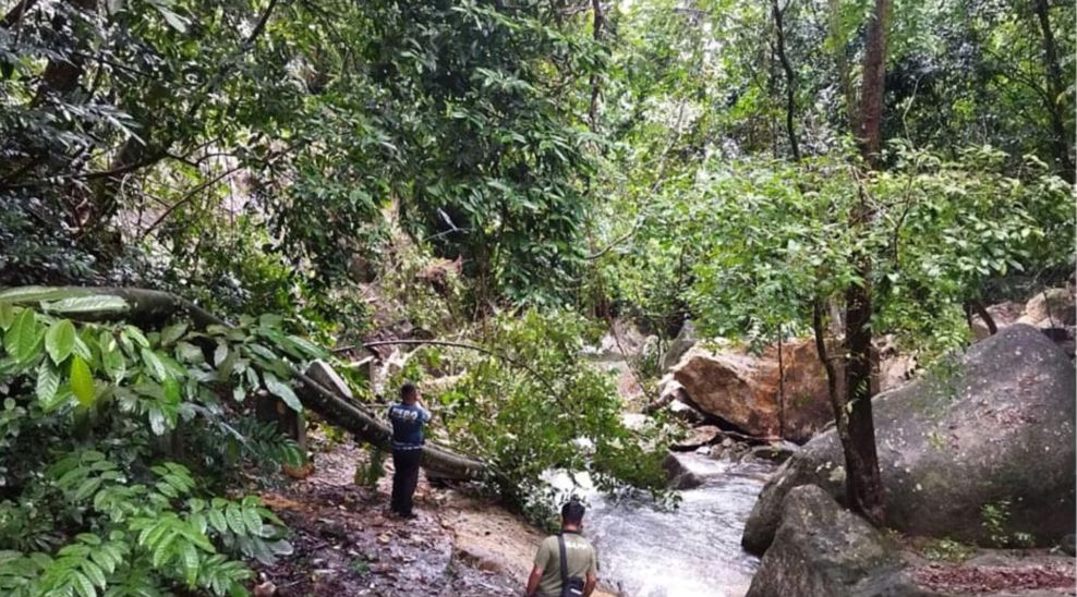 巨石砸坏浮罗山背水管 槟供水机构紧急抢修