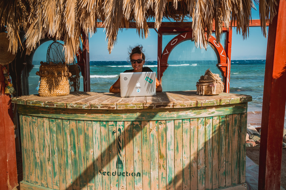 笔记型电脑,上网,上班工作,上班族,数字游牧民族,digital nomad,冠病疫情,covid-19,商机,数字游民,曼谷,远程办公,nomadlist.com,,网速,天气,适合家庭,空气素质,教育水平,保健,夜生活,人口密度,生活费,交通,数字签证,高科技产业,爱沙尼亚,数字游牧签证,Digital Nomad Visa,格鲁吉亚,克罗地亚,加勒比海,