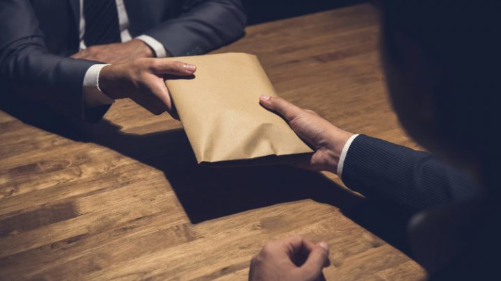 【纳吉前顾问新书】富商收买纳吉管家 偷录敏感会议