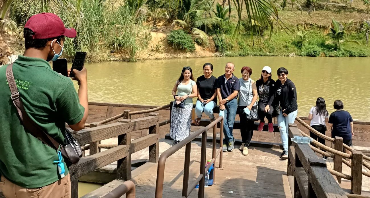 迎客兼顾防控 旅游业疫中迎曙光