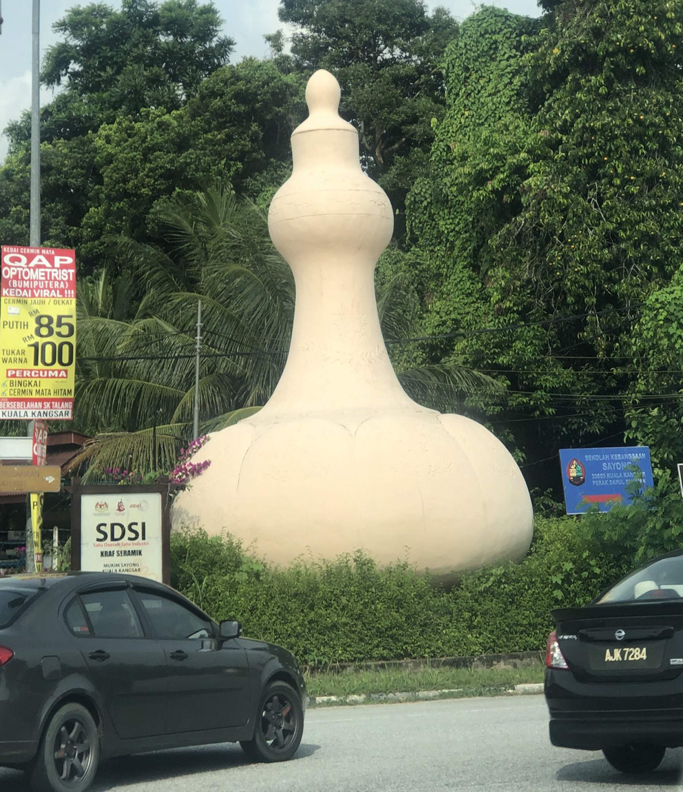 看到这个大大的陶瓷,就表示来到沙容村了。