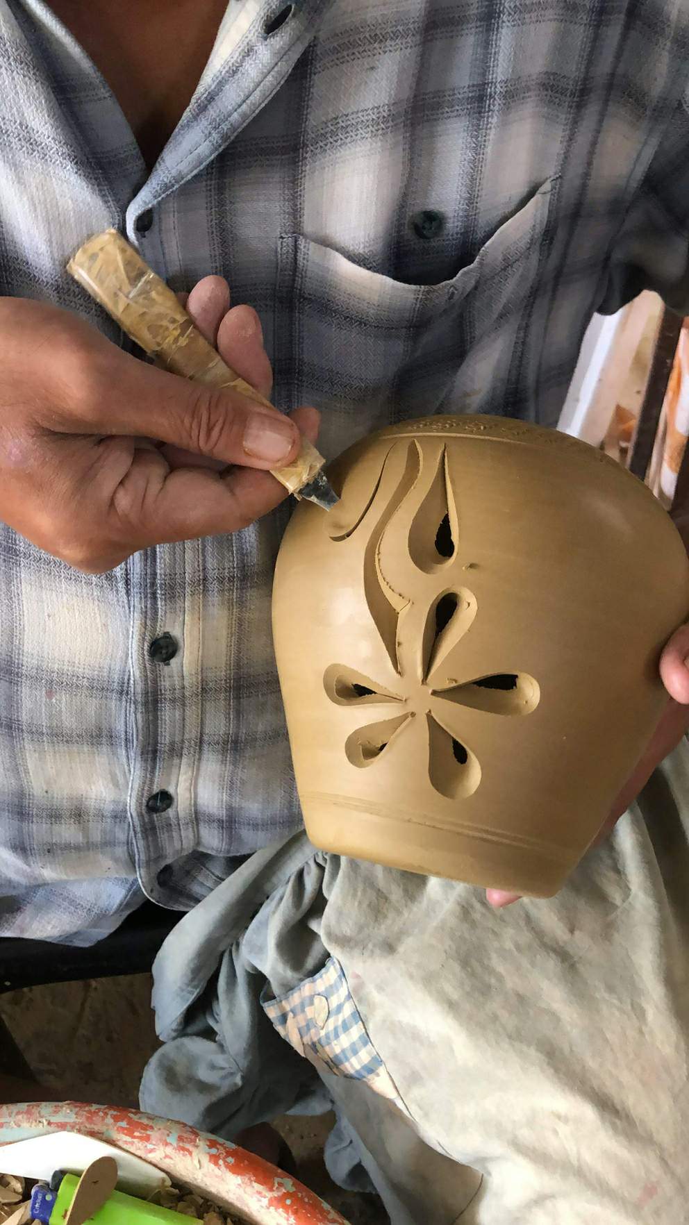 师傅手作黑陶瓷,信手拈来。