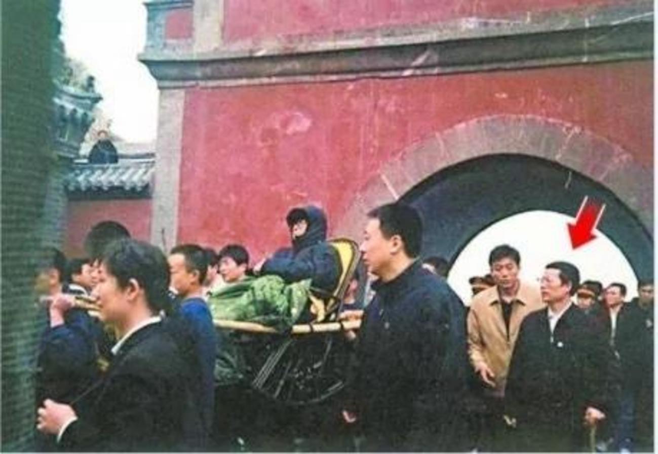 抬江泽民游泰山 张高丽