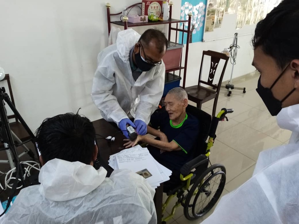 莅叁娘善心老人院  登记局助更新大马卡