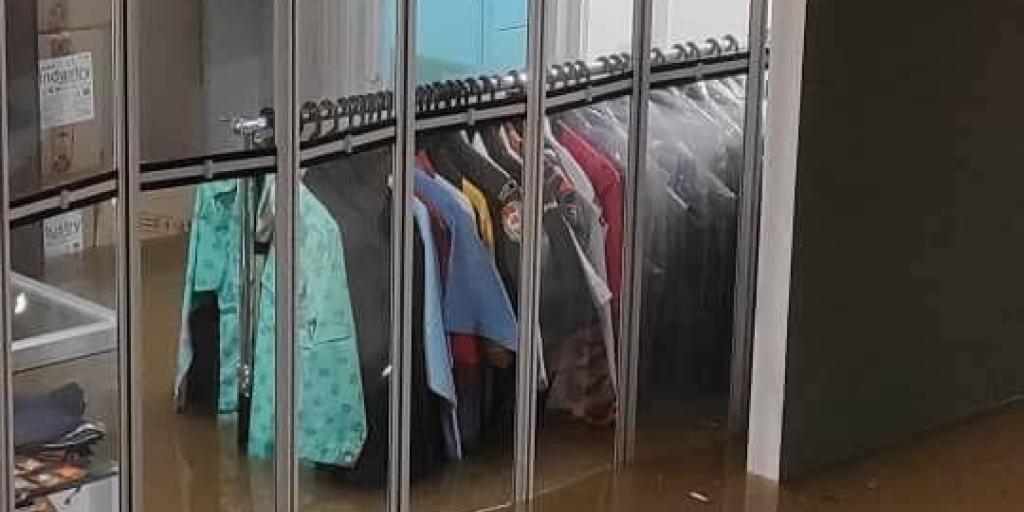 蒲种IOI广场低层淹水 商品泡水服装店停业