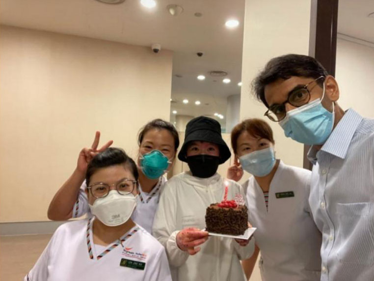 扑火受伤后首度亮相 胡秀惠感谢医护员付出
