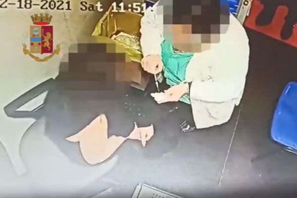 护士串谋一次收费逾千元 反疫苗者打空针骗通行证