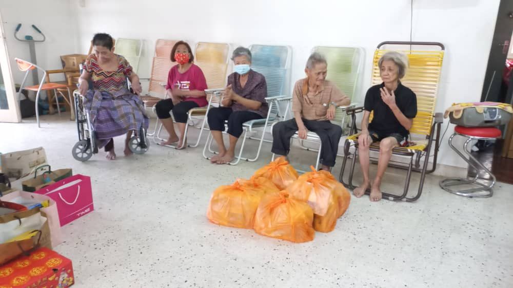 关爱慈善协会赴巴生 红包食物篮派弱势群