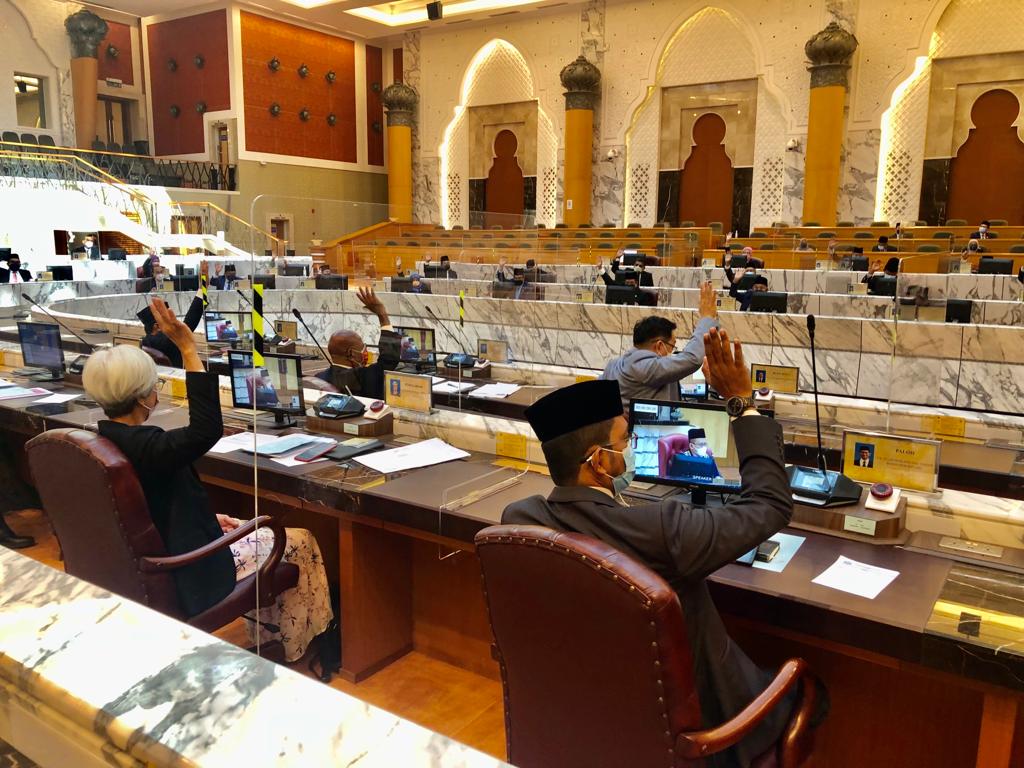 柔州議會三讀通過修憲 18歲青年獲參政權利