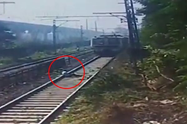 【视频】卧轨道求死 印度汉险亡