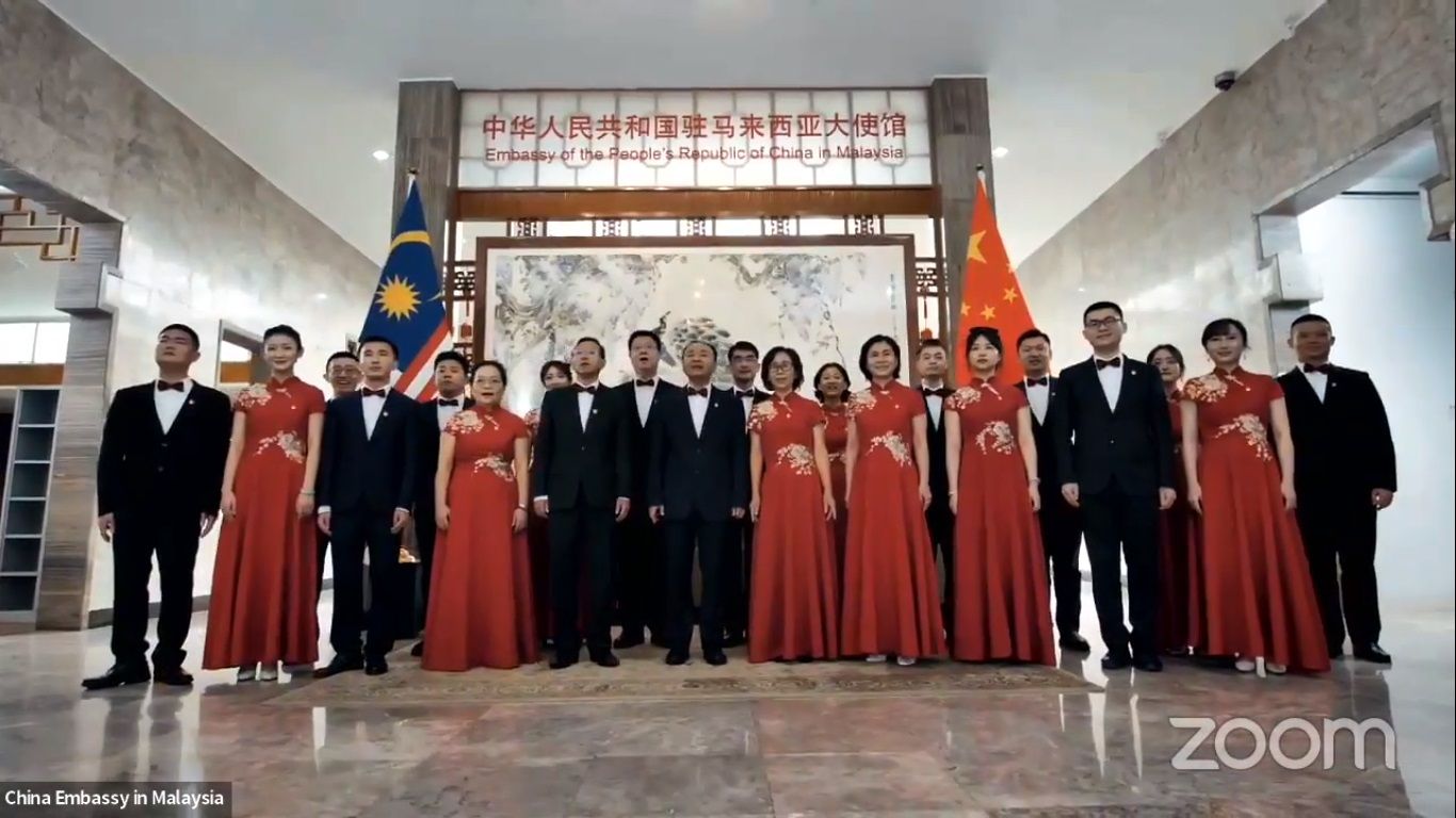 与使馆团队合唱《我的祖国》 欧阳玉靖大展歌喉