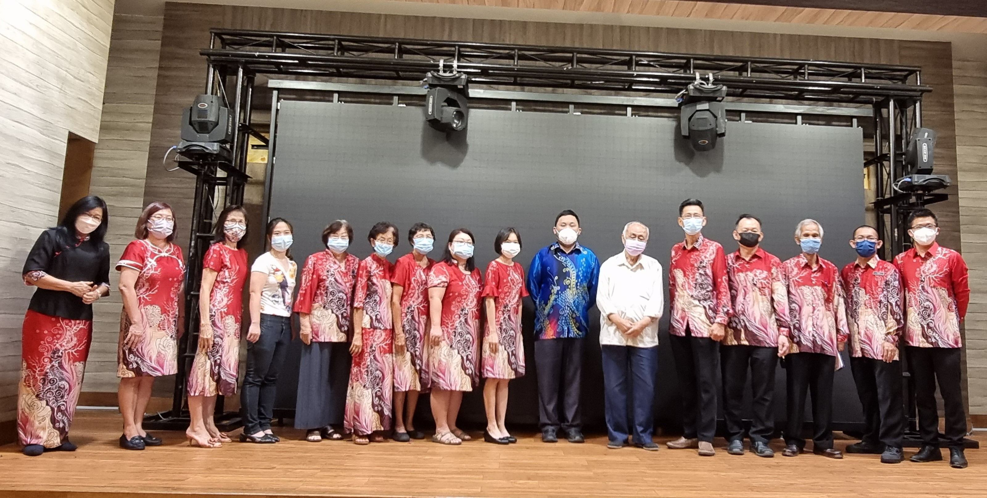 王明裕盼华校领导教师 共同关心华教发展