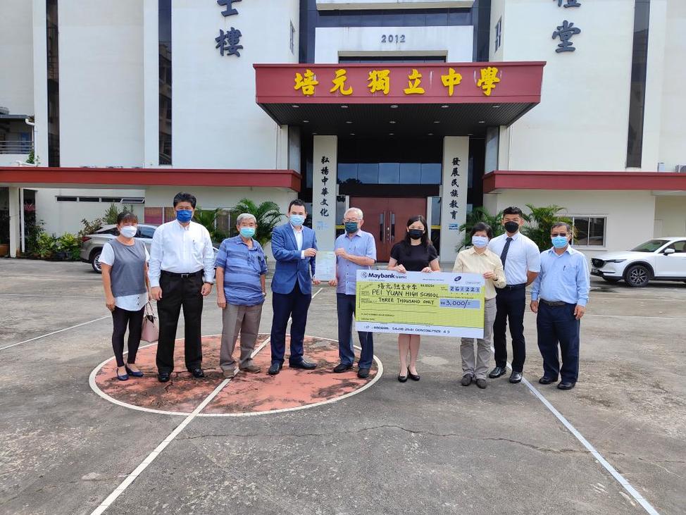 张哲敏助申请校地 地契移交培元独中