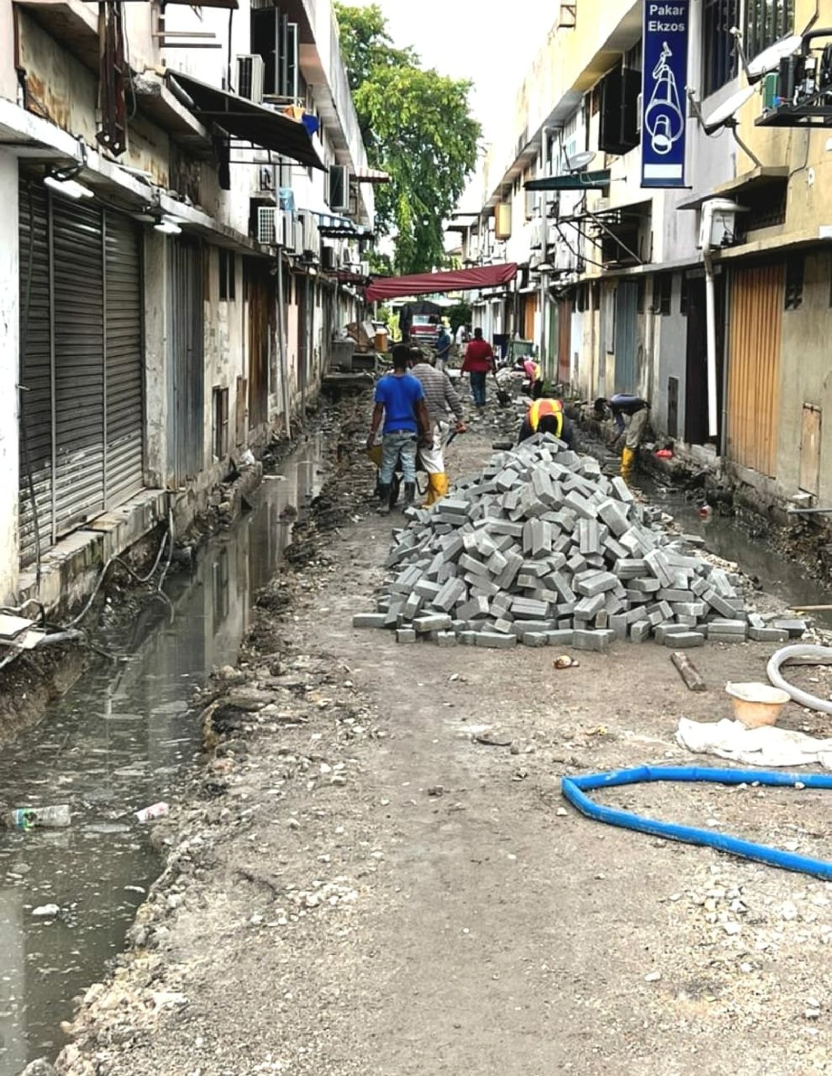 商家长期乱倒 油垢垃圾拖慢沟渠工程