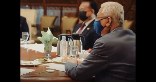 首相的矿泉水/黄子诚
